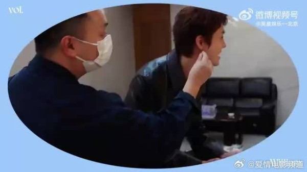 九个陈伟霆在玩金箍棒