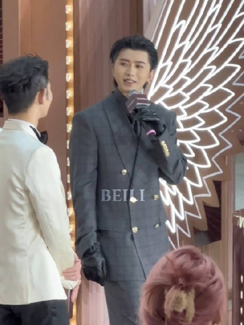 蔡徐坤上海送祝福，预告今年将推多部作品