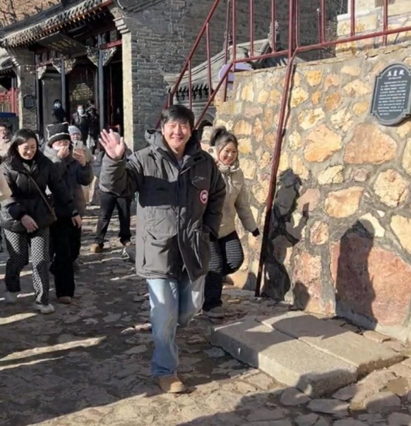 郭京飞再上大孤山!加拿大鹅穿出大衣感,被路人包围很受欢迎