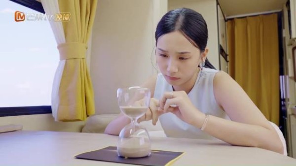 何美延坦言曾自卑放低姿态，转身奔赴音乐舞台找回自信