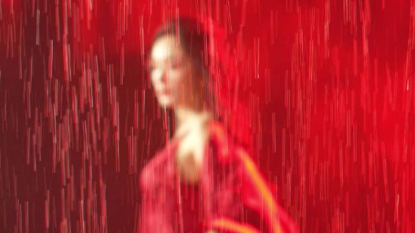 杨幂夜玫瑰妆亮相,红色异域风造型惊艳