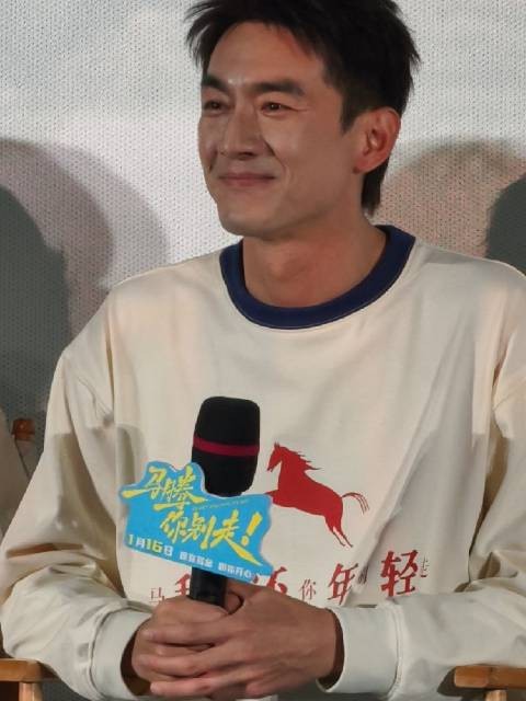 林更新亮相新片首映礼,被夸帅害羞回应