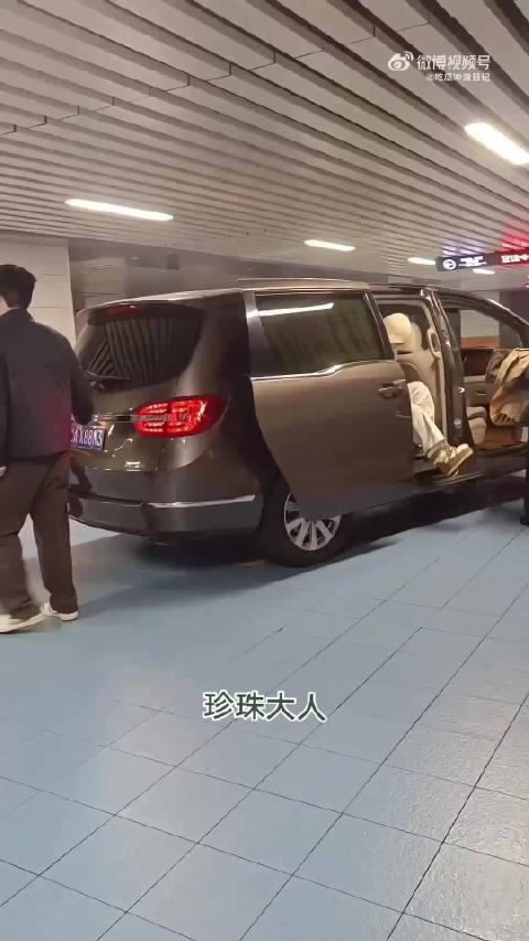 姐妹太有种了，就这么对着欧阳娜娜喊，话说当年谁没磕过他俩的CP