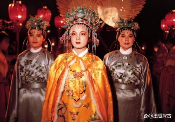 贾元春之死真相被揭开,发现皇帝秘密遭灭口,线索在丫头名字中