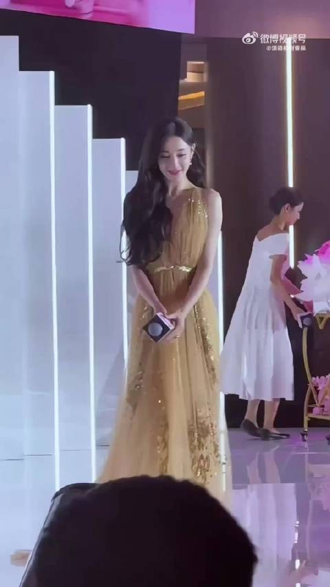 点开收获一个害羞的迪丽热巴,被粉丝夸的脸都红了