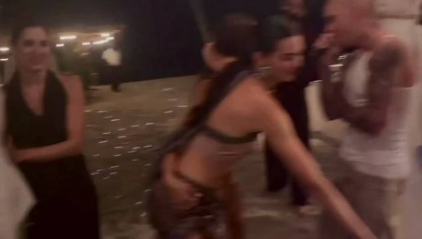 肯豆海莉贴贴听比伯献唱 氛围感好好