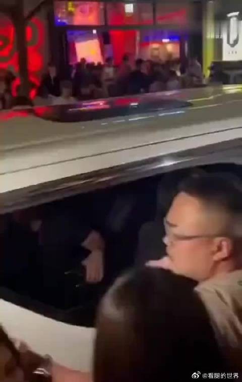 熙娣喝了粉丝递来的酒,私下状态满分,Mike一直陪着熙娣,好宠哟!