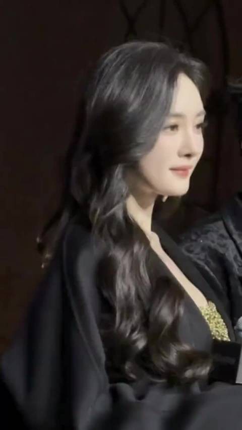 感觉杨幂的气质真的是无人能比呀,这个大衣造型也太美啦