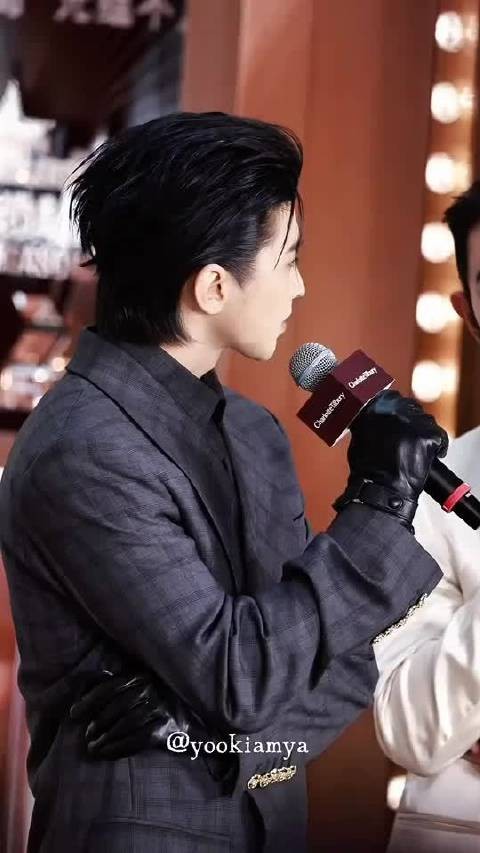 蔡徐坤大背头造型帅炸了，建模脸配肌肉线条直接鲨疯