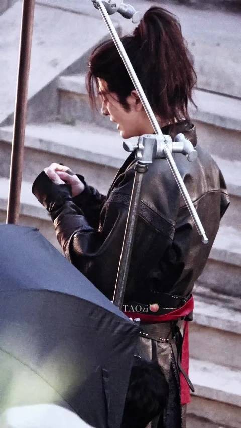 张凌赫新剧开拍第一天好像手就被伤到