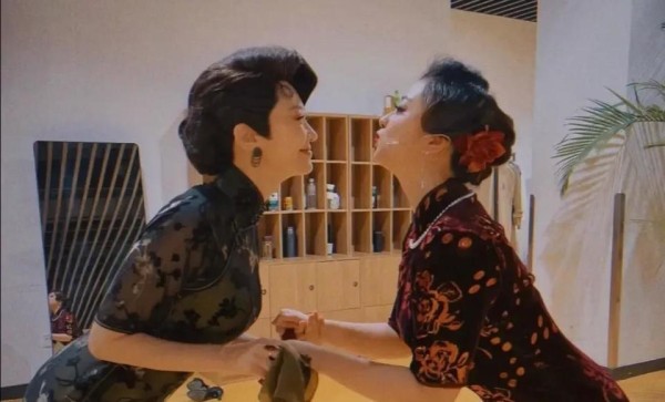 许晴56岁生日照引热议，身材饱满状态佳，说是36岁我都信！