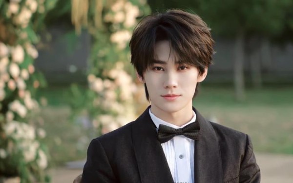 张真源晒MV照引波澜，纹身贴下藏何玄机，腹肌魅力怎解争议？