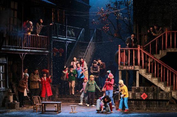 走在前、挑大梁，文化两创担使命｜从青岛里院到文华奖台，解码话剧《烟火人间》里的“两创”