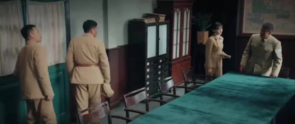 《光荣时代》白玲展示特务画像，郑朝阳惊见亲哥