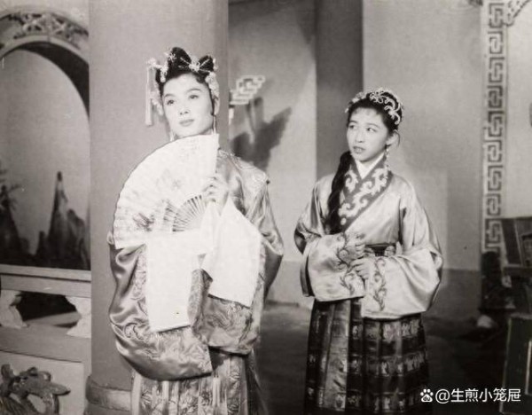 90岁齐白石,将25岁新凤霞拉进卧室,指着一个放满钱的立柜