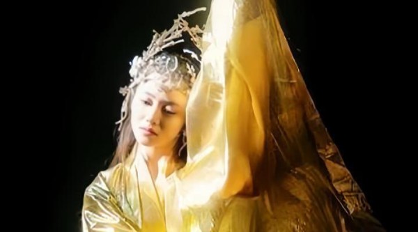 安利官上线！刘浩存舞绘三星堆金杖