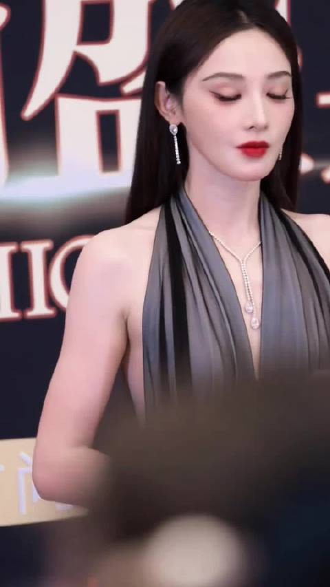 彭小苒“我希望带着大家给我的标签入土”今年的小苒简直杀疯了