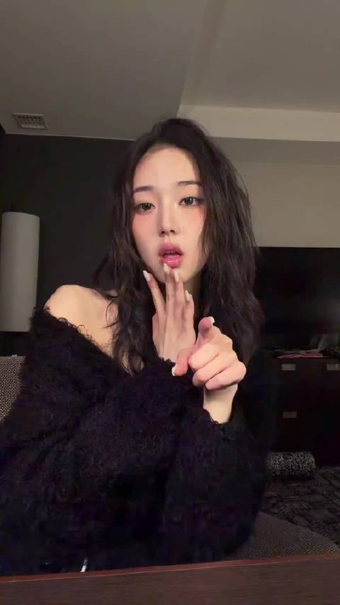 我好喜欢kiiikiii的李修旻的眼睛 好魅….像镶了蕾丝花边的玻璃珠子