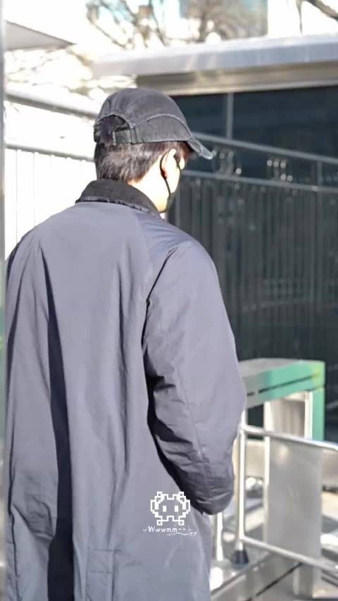 王安宇黑色系穿搭现身央视路透,低调有型氛围感拉满