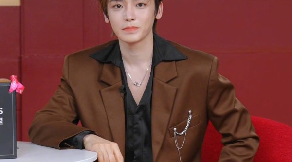 侯明昊直播庆祝出道十周年，预告2026年举办个人演唱会