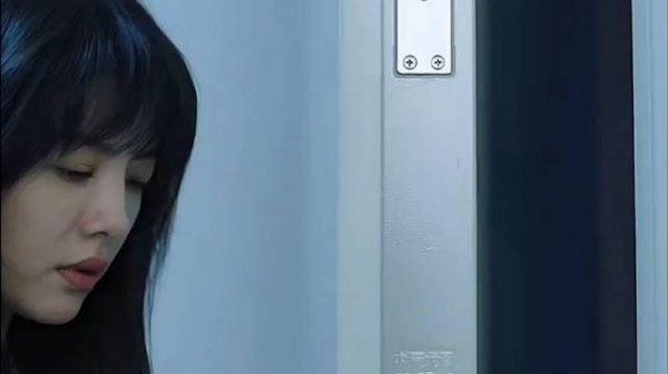 独居女孩忘带钥匙被锁门外，不料开锁师傅的一句话让她后背发凉