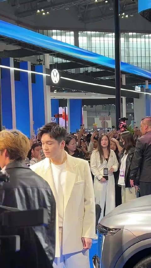 第23秒看东东害羞！一个乖乖配合拍照，把自己拍害羞了的小熊猫！樊振东