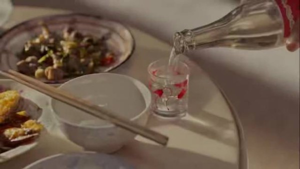 李秋萍一家四人三桌吃饭引热议