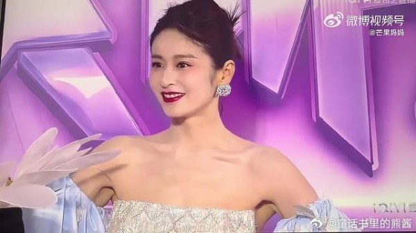 林允颖儿携手亮相红毯,互相整理裙摆显亲密