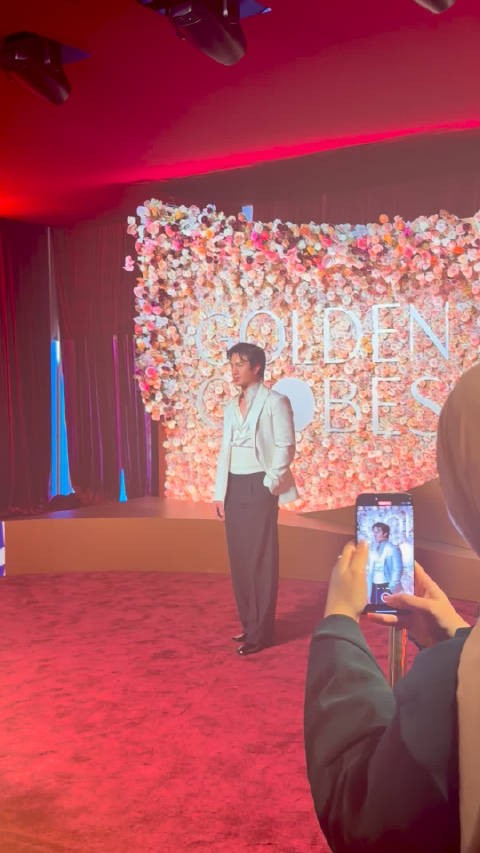 哈德森·威廉姆斯亮相金球奖红毯，与《巅峰对决》主演同场