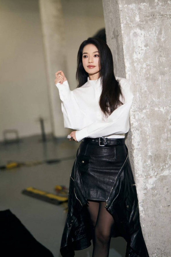 舒淇简单的黑白搭配就很优雅。