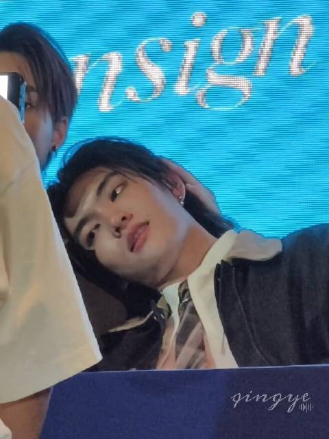 小柴累了需要诺宝摸摸头充电