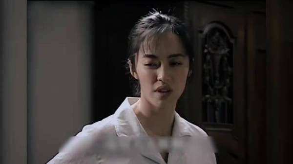 潜伏：翠平和官太太们打麻将，出口就是王炸，翠平可真彪悍.