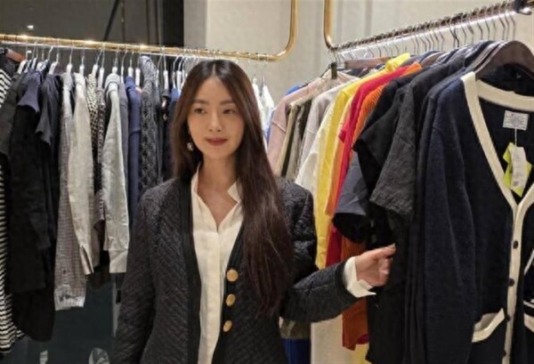 离婚曹格4年吴速玲公开征友，气儿子恋爱脑，幸好女儿在身边