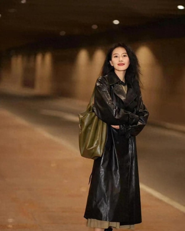 46岁高圆圆的中年穿搭真高级！皮大衣+百褶裙+马丁靴，时髦又洋气