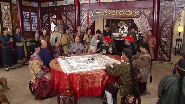 巾帼枭雄：官员都给王爷献礼，金银珠宝不爱，少爷揭开红布太喜欢