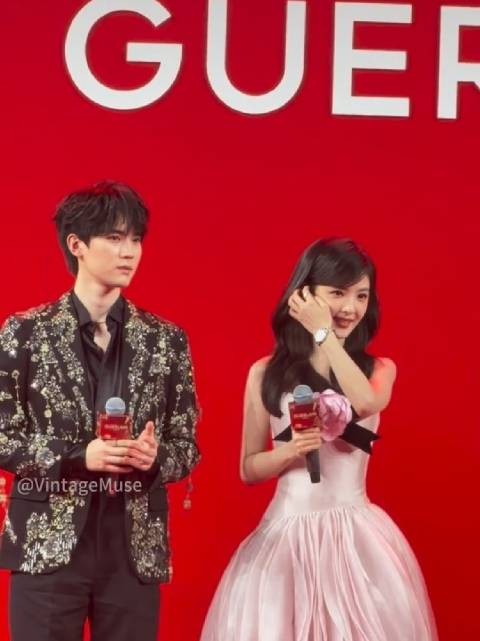 周翊然绅士搀扶章若楠上台阶，粉裙亮片西装同框养眼