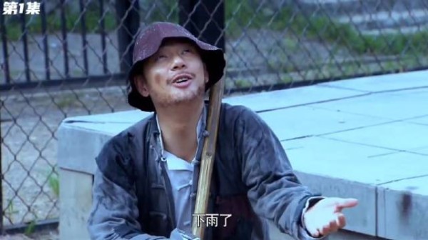 男人为了完成任务，扮成傻子混进监狱