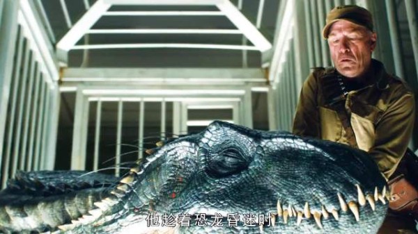 恐龙伪装昏迷，男子好奇一探究竟，结果却是贪婪与轻敌的代价