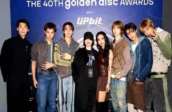 小s出席音乐会，与蔡依林同台站C位，一身黑衣面带笑容已走出悲痛