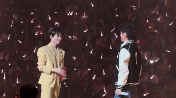 你能不能不要老看我？基没听到继续看