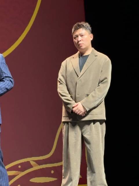 20251118相声大会太原站 台上穿新西装的小李老师好看的呢