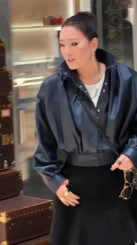 61岁巩俐状态惊艳,黑色紧身裤烟熏妆诠释巨星风范