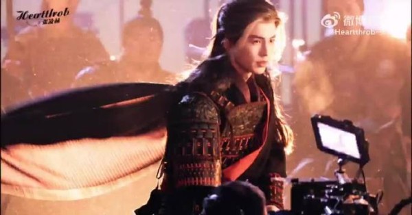 张凌赫白发盔甲身骑战马造型曝光