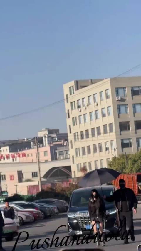 虞书欣上班路透边走边饭撒,热情回应粉丝爱意