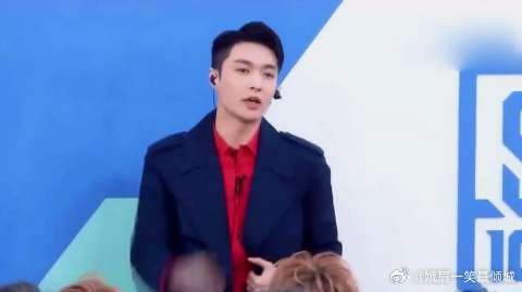 张艺兴就尖叫之夜开场表现道歉：太滑了 抱歉