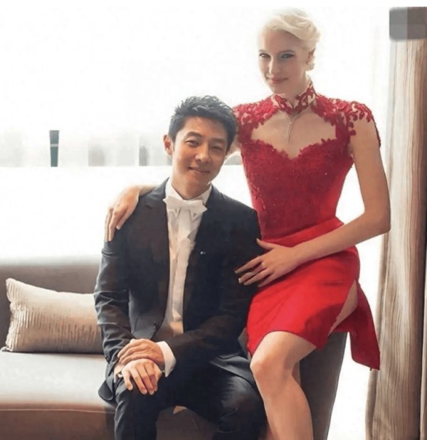 真相大白！撒贝宁李白婚姻亮红灯？女方长期定居加拿大，聚少离多成隐患