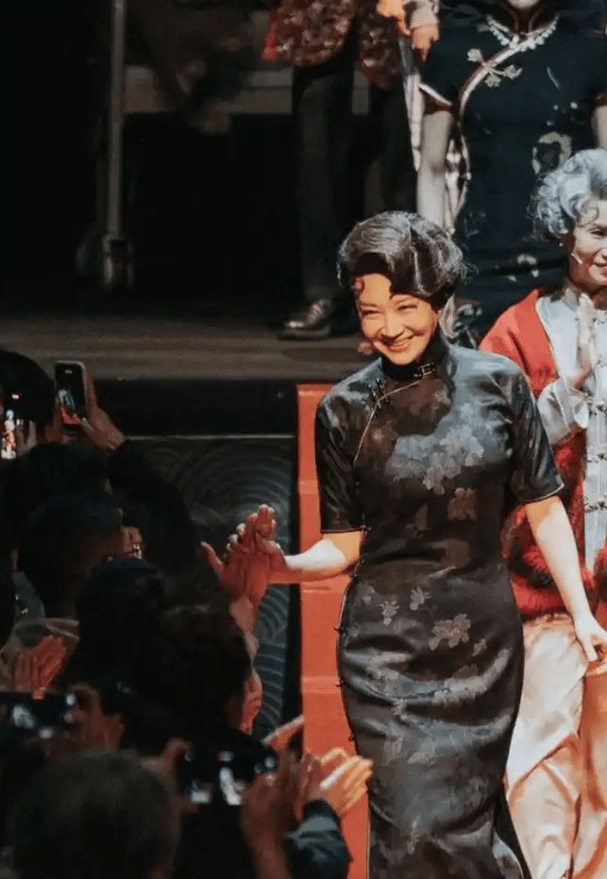 56岁许晴穿旗袍演话剧引热议！身材丰腴饱满，56岁的她像36岁，好有女人味