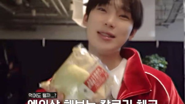 金善禹分享哈密瓜面包美味瞬间