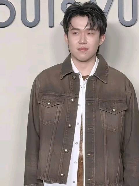 王楚钦跨界尝试明星造型遇挑战，赛场风采难复制