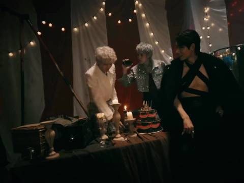 我叛逆期在学校憋一肚子火回家摔摔打打就这样 我妈跟我屁股后边问我咋滴啦